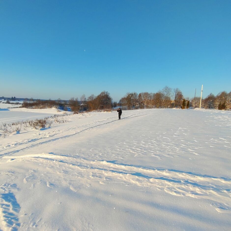 Birzgales pamatskolas skolēni sporta un veselības stundās slēpo