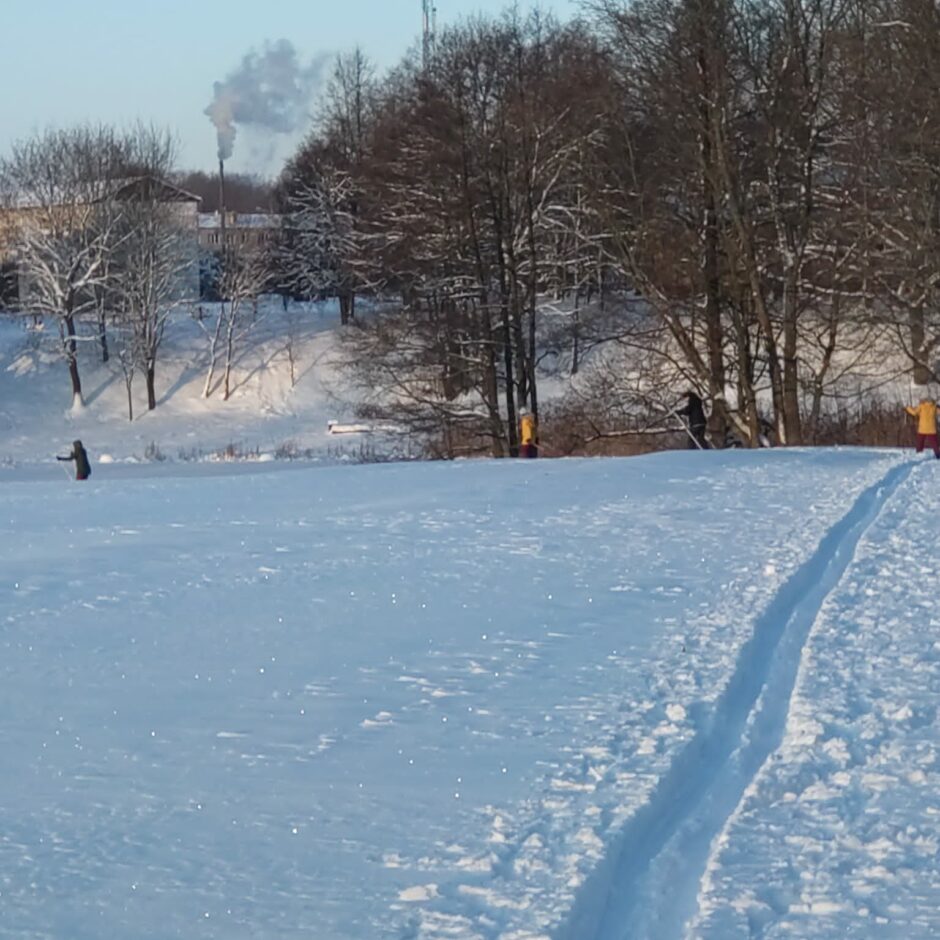 Birzgales pamatskolas skolēni sporta un veselības stundās slēpo