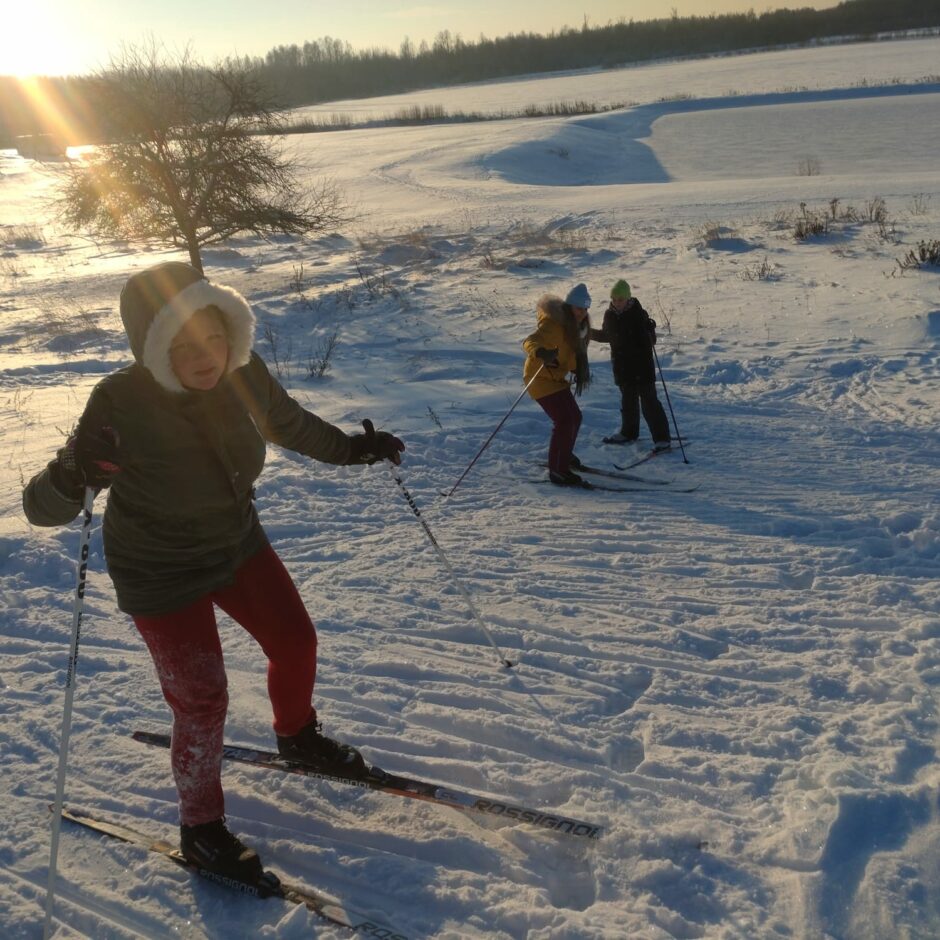 Birzgales pamatskolas skolēni sporta un veselības stundās slēpo