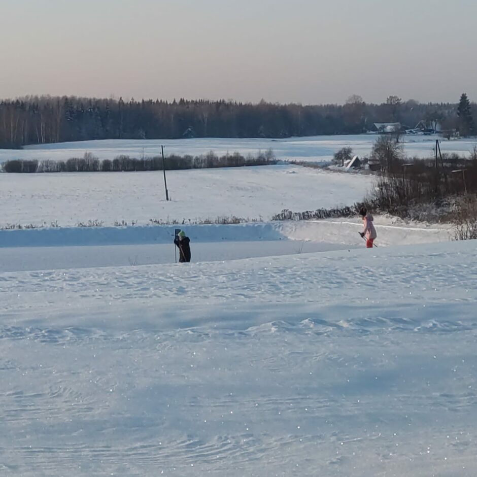 Birzgales pamatskolas skolēni sporta un veselības stundās slēpo