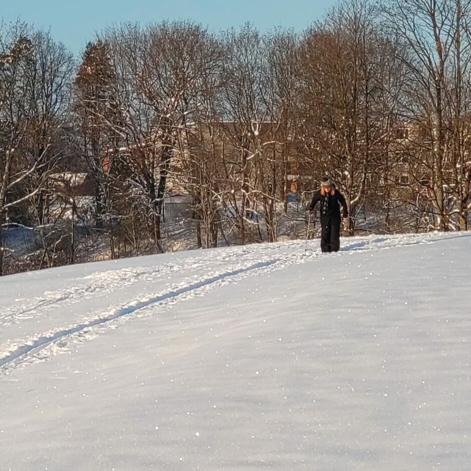 Birzgales pamatskolas skolēni sporta un veselības stundās slēpo