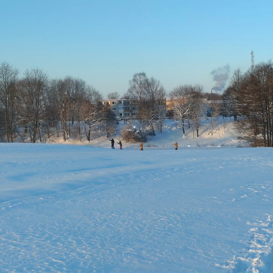 Birzgales pamatskolas skolēni sporta un veselības stundās slēpo