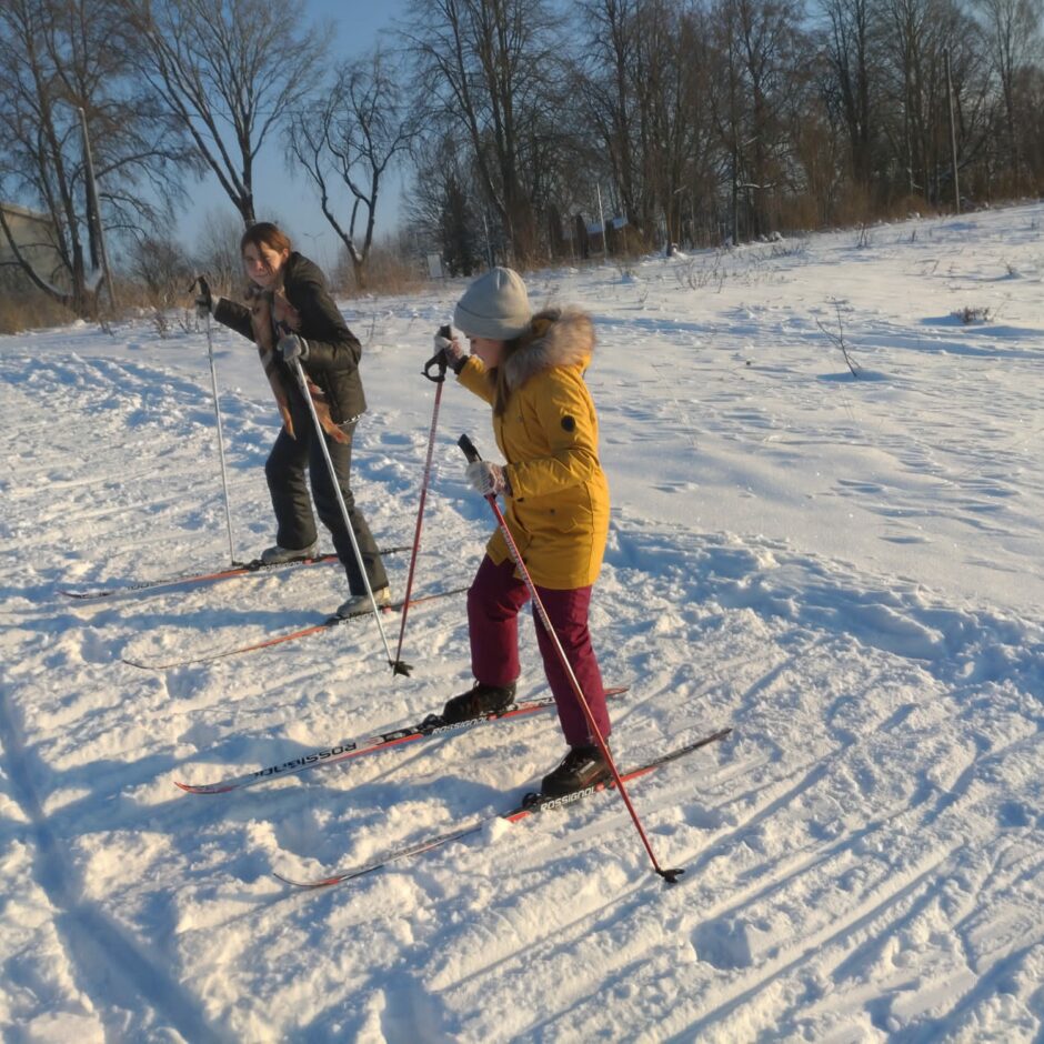 Birzgales pamatskolas skolēni sporta un veselības stundās slēpo