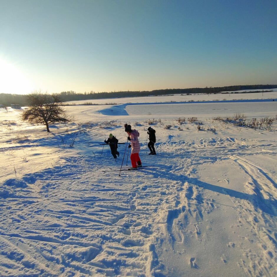 Birzgales pamatskolas skolēni sporta un veselības stundās slēpo