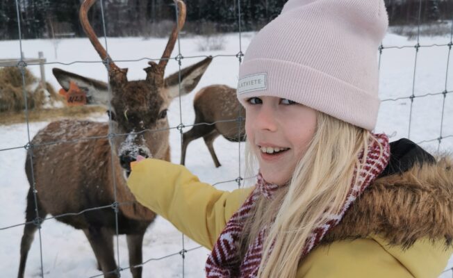 Birzgales pamatskolas skolēni briežu dārzā 