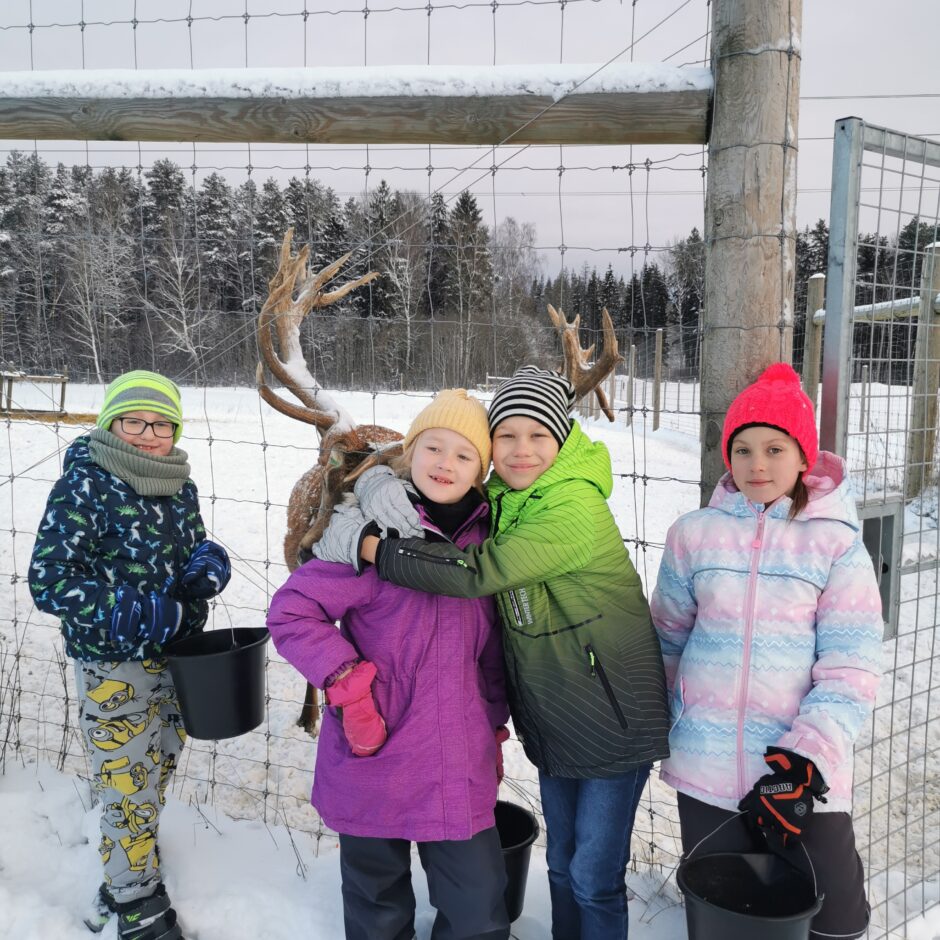 Birzgales pamatskolas skolēni briežu dārzā 