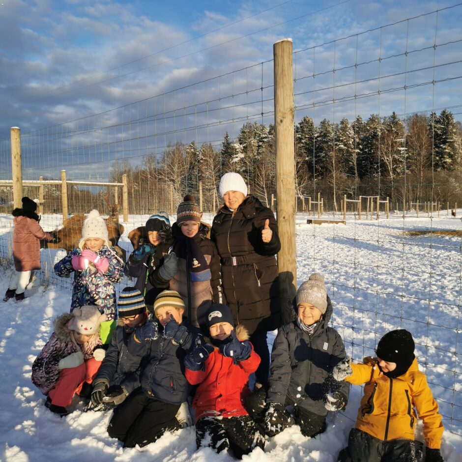 Birzgales pamatskolas skolēni briežu dārzā 