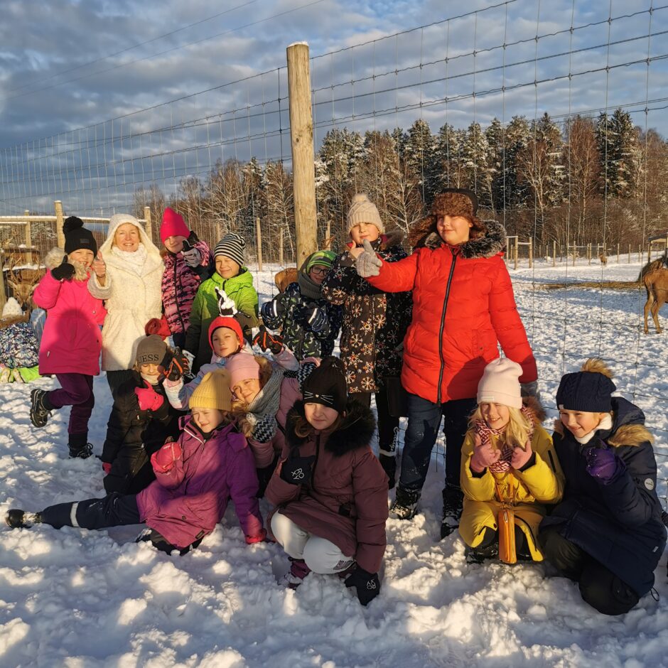 Birzgales pamatskolas skolēni briežu dārzā 