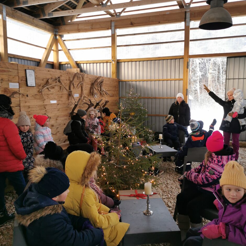 Birzgales pamatskolas skolēni briežu dārzā 