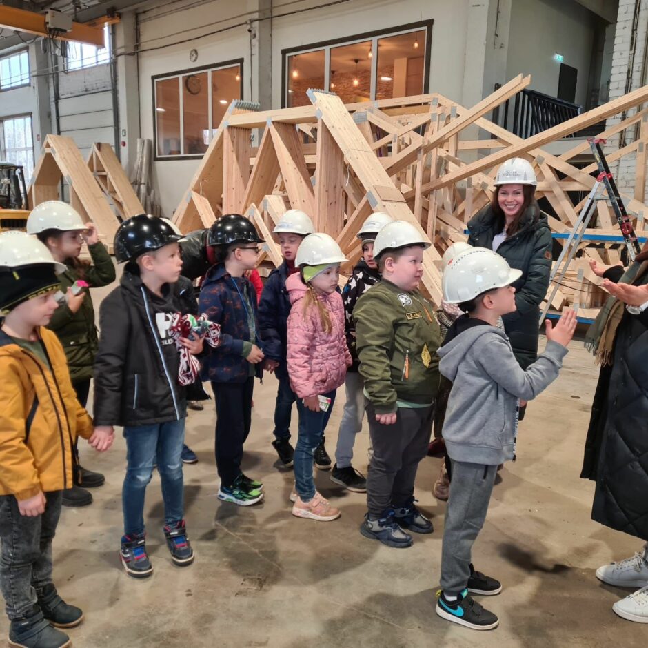 Skolēni uzņēmumā 