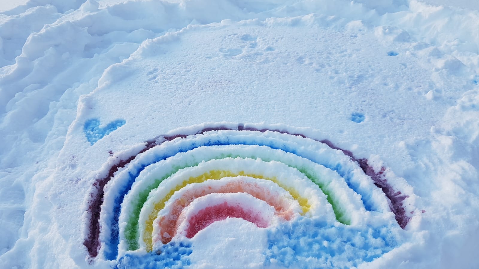 Skolēnu zīmēta varavīksne sniegā