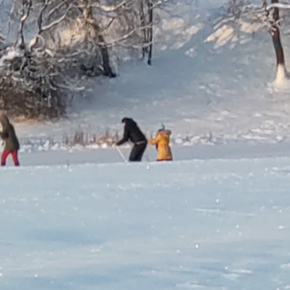 Birzgales pamatskolas skolēni sporta un veselības stundās slēpo