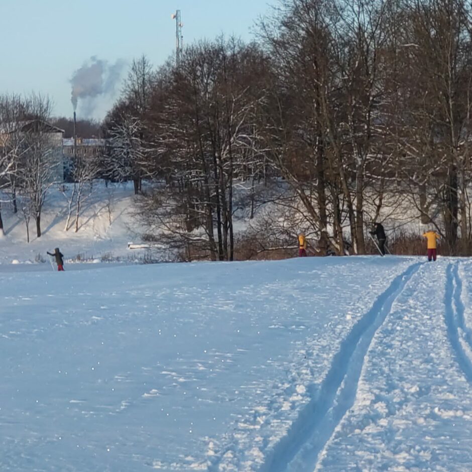Birzgales pamatskolas skolēni sporta un veselības stundās slēpo