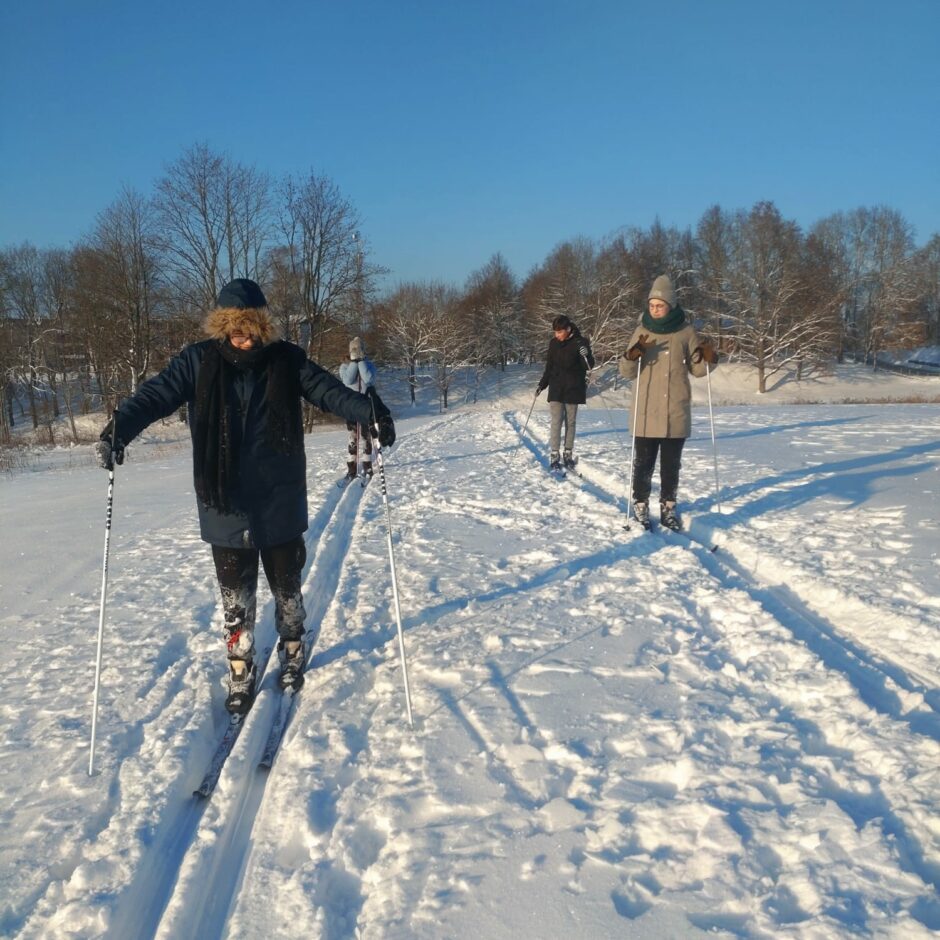Birzgales pamatskolas skolēni sporta un veselības stundās slēpo