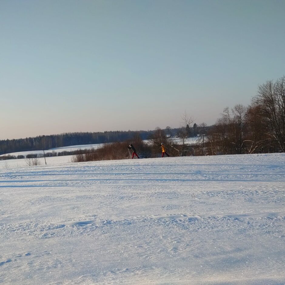Birzgales pamatskolas skolēni sporta un veselības stundās slēpo