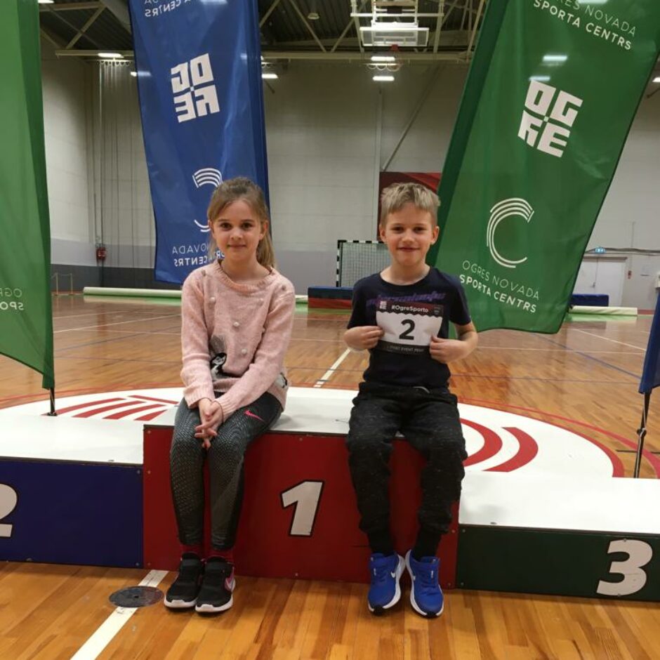 2.klases skolēni vieglatlētikas sacensībās