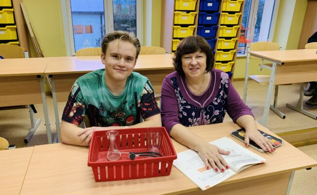 Henriks Kokins un ķīmijas skolotāja Inta Pastare