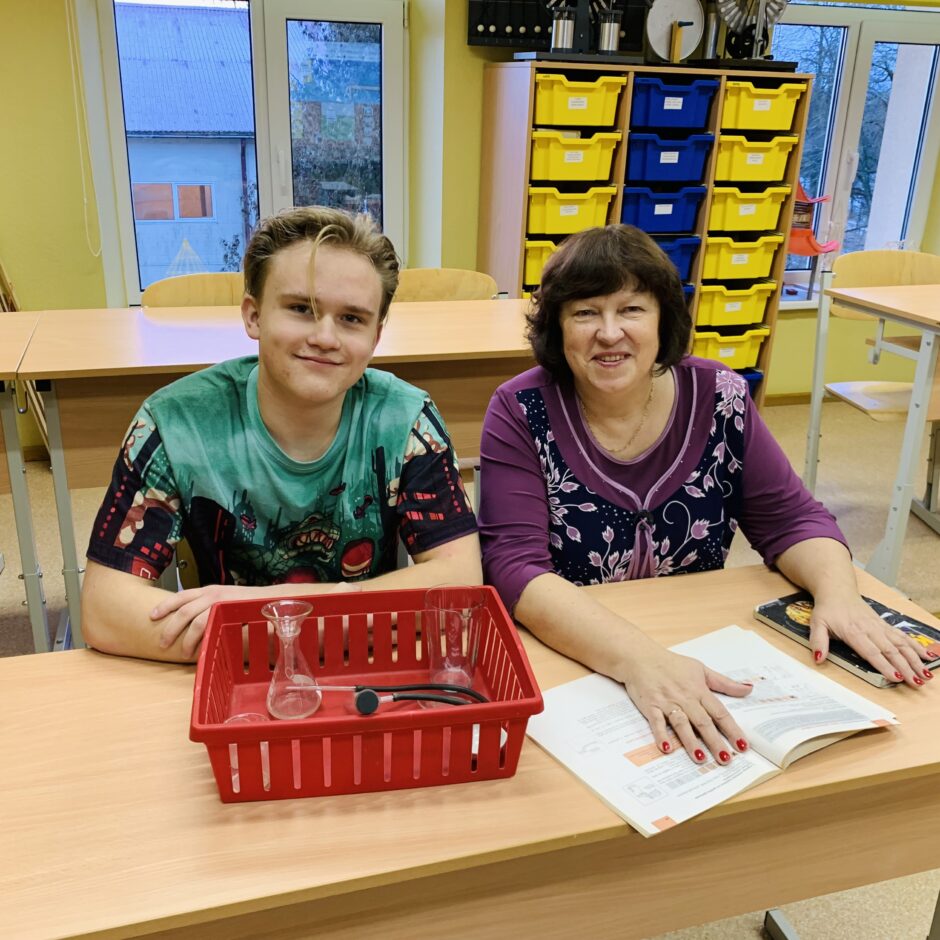 Henriks Kokins un ķīmijas skolotāja Inta Pastare