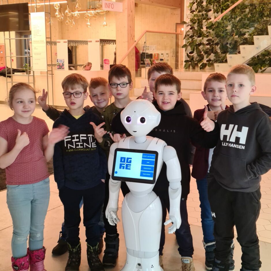 1.klase apmeklē Ogres bibliotēku