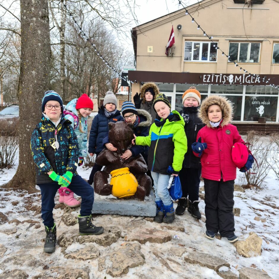 1.klase apmeklē Ogres bibliotēku