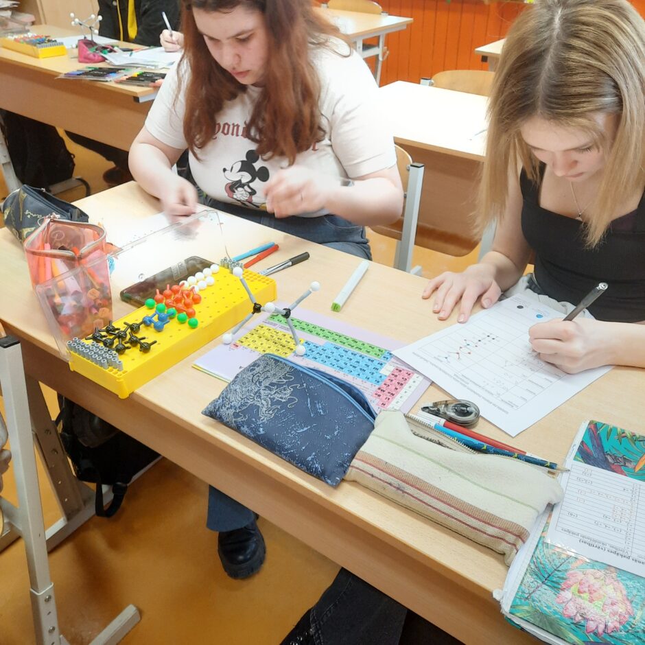 Kā apgūt ķīmiju interesanti?