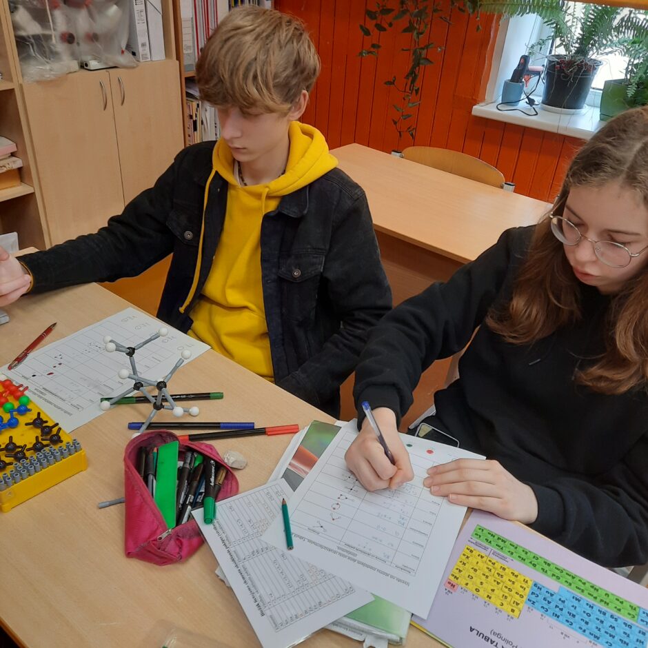 Kā apgūt ķīmiju interesanti?