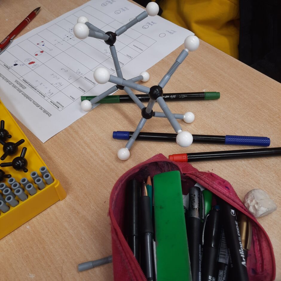 Kā apgūt ķīmiju interesanti?