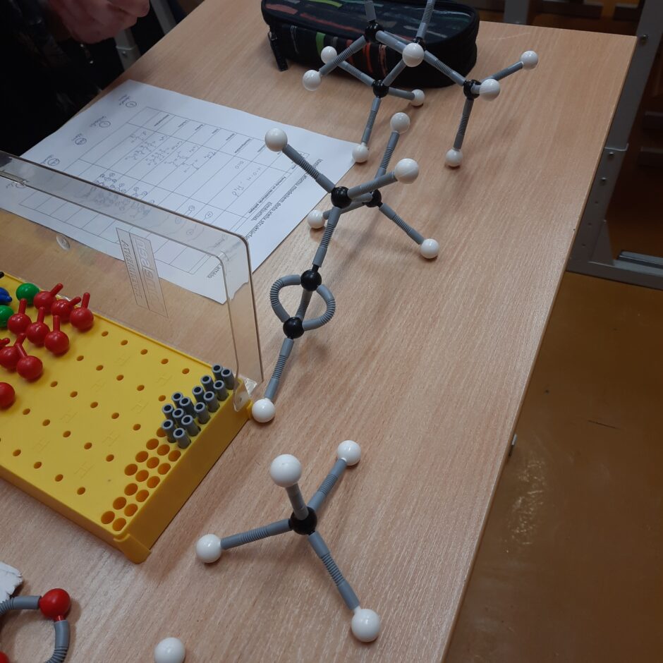 Kā apgūt ķīmiju interesanti?