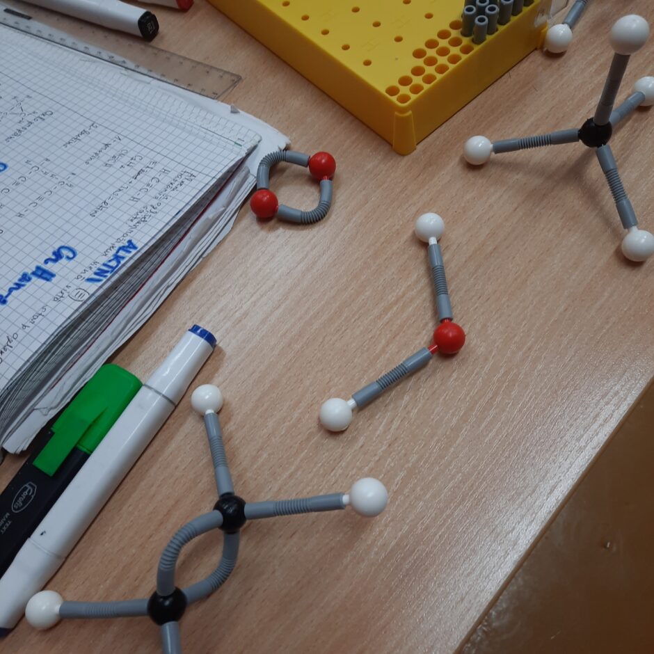 Kā apgūt ķīmiju interesanti?