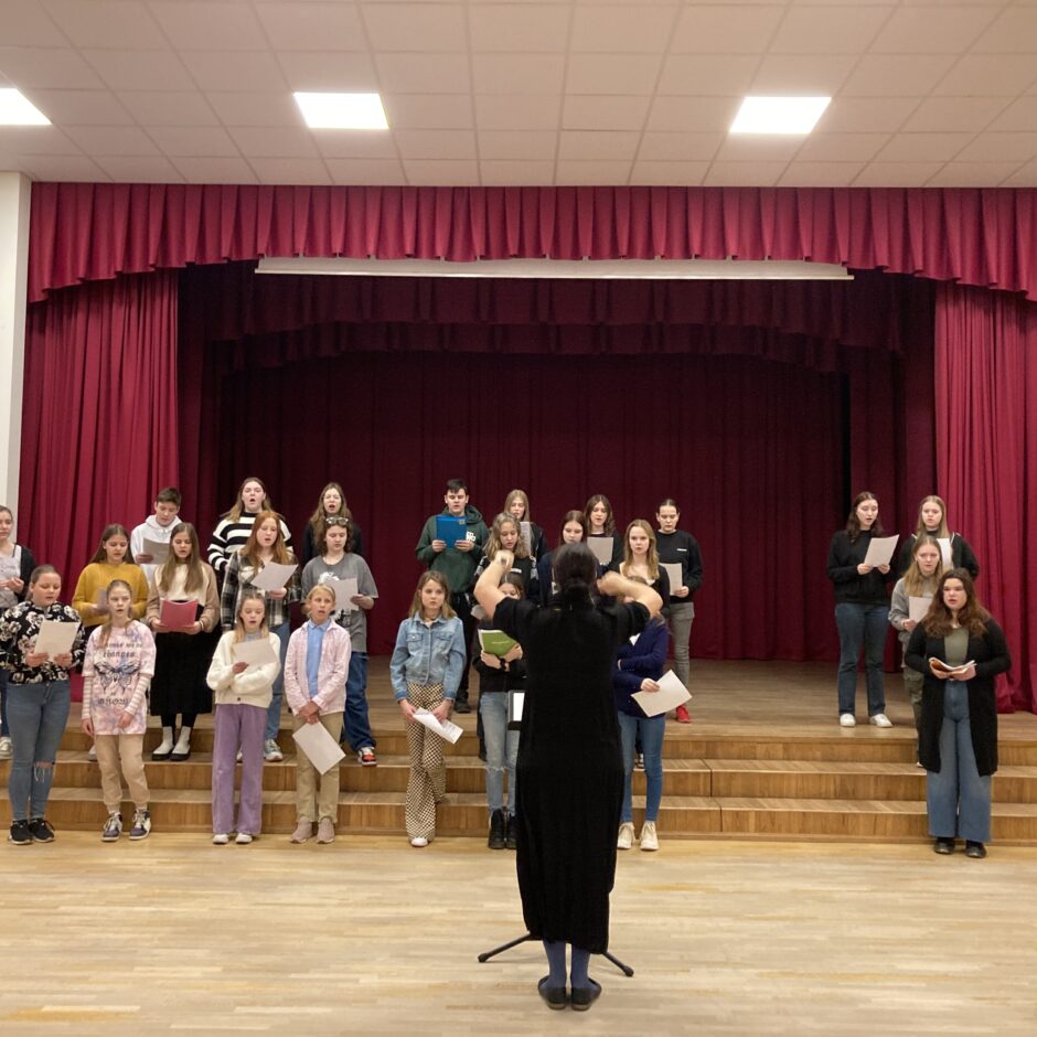 Koris gatavojas skatei