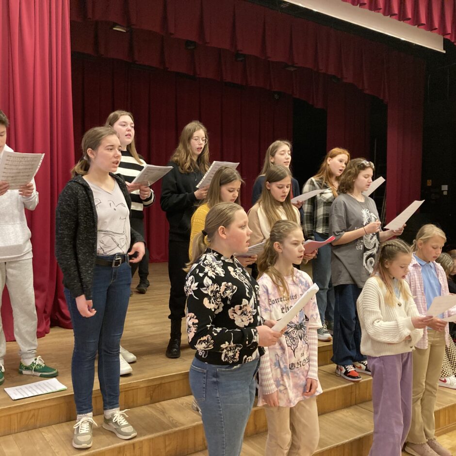 Koris gatavojas skatei