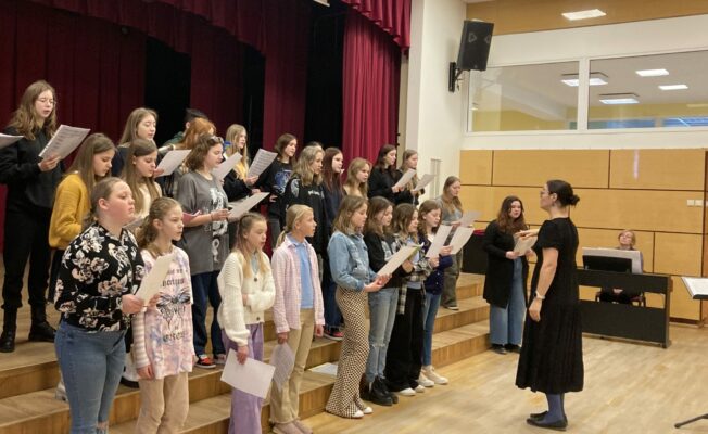 Koris gatavojas skatei