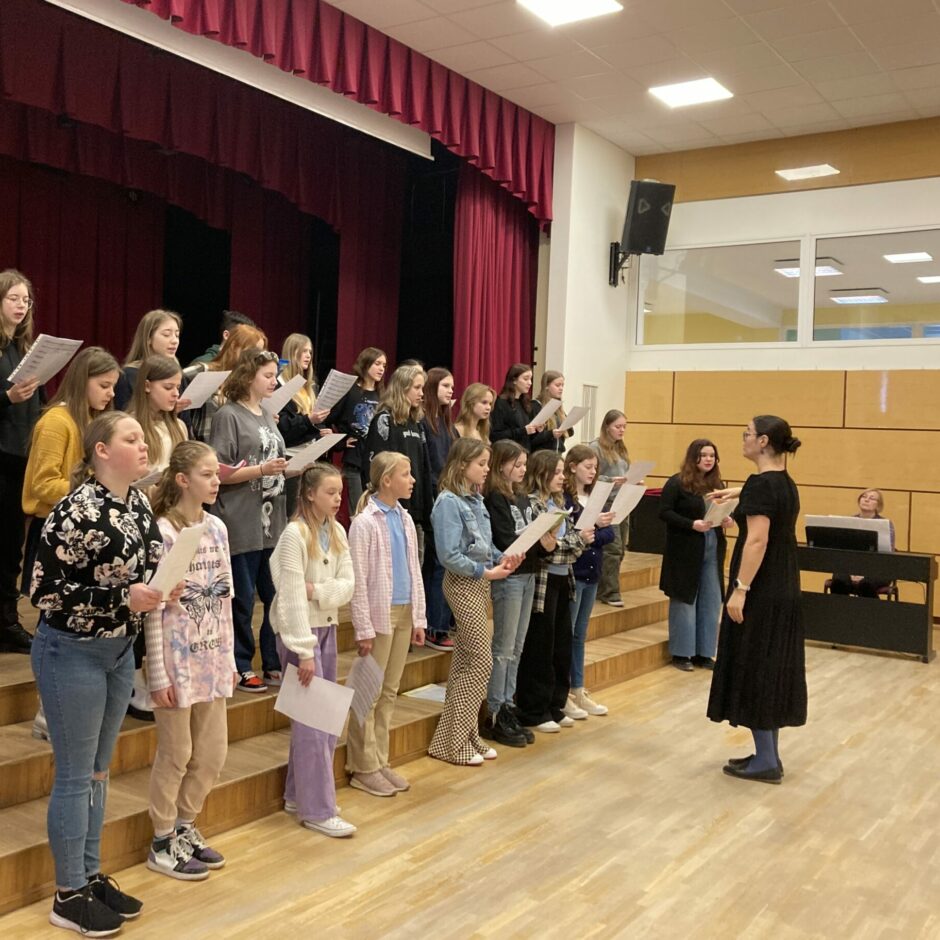 Koris gatavojas skatei