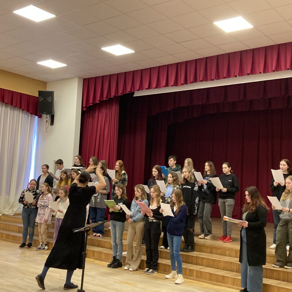 Koris gatavojas skatei