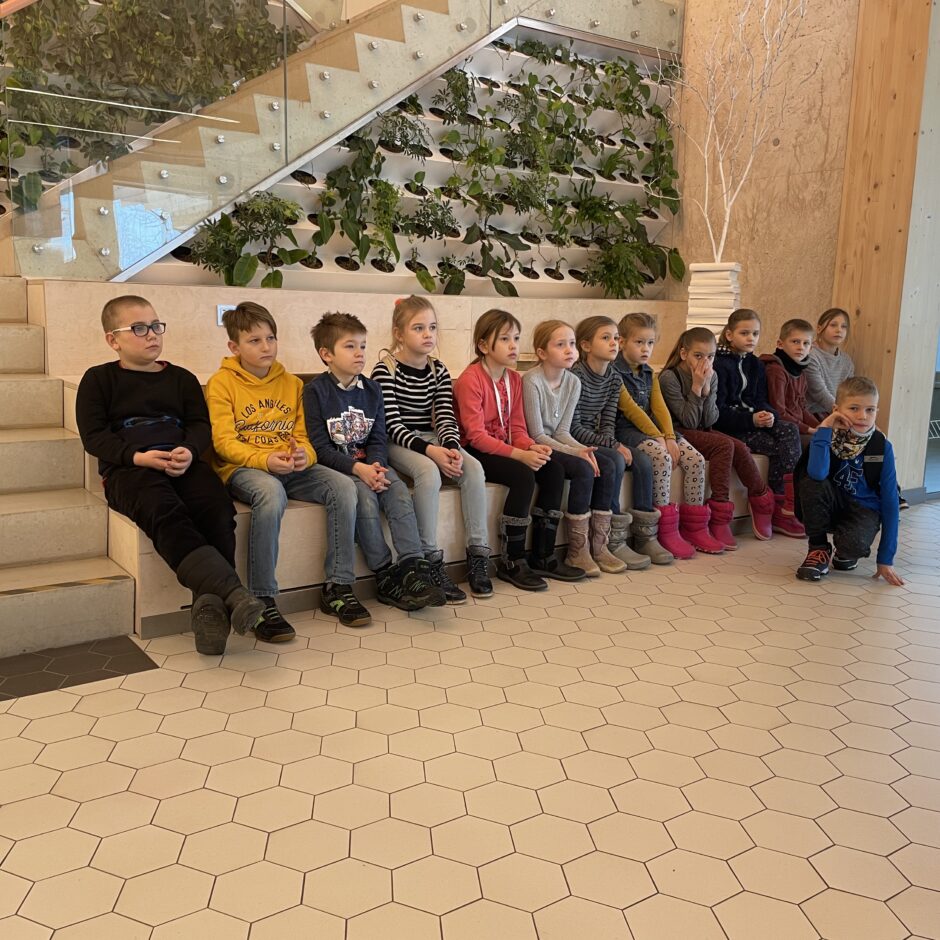 2.klases skolēni Ogres Centrālajā bibliotēkā