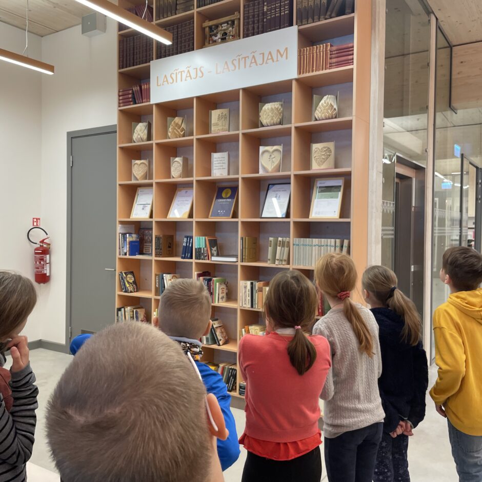 2.klases skolēni Ogres Centrālajā bibliotēkā