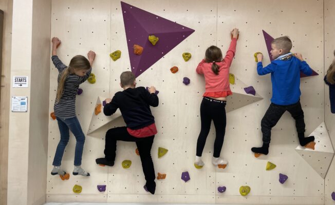 2.klases skolēni Ogres Centrālajā bibliotēkā