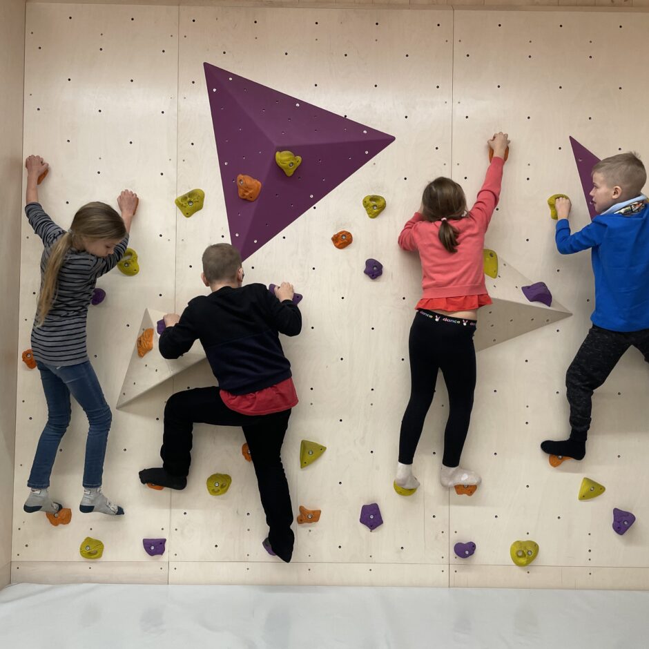 2.klases skolēni Ogres Centrālajā bibliotēkā