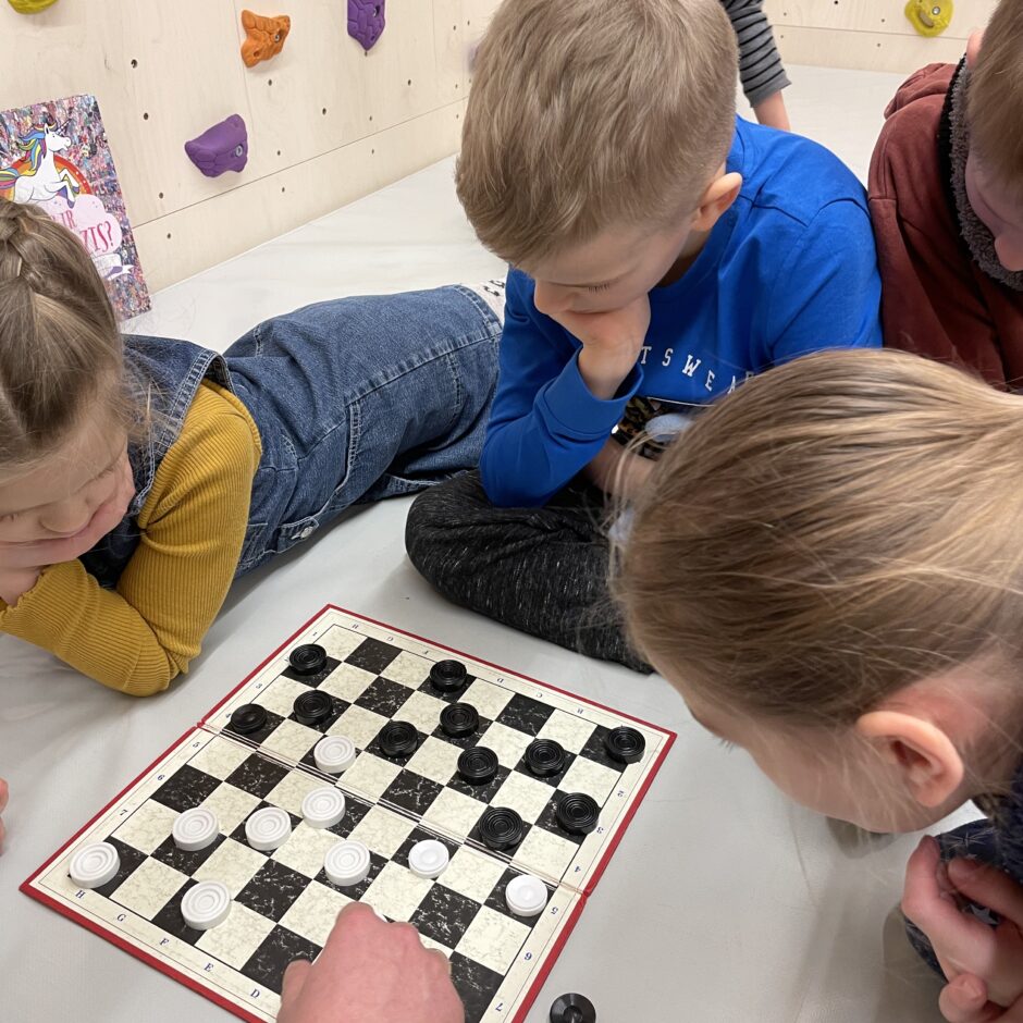 2.klases skolēni Ogres Centrālajā bibliotēkā