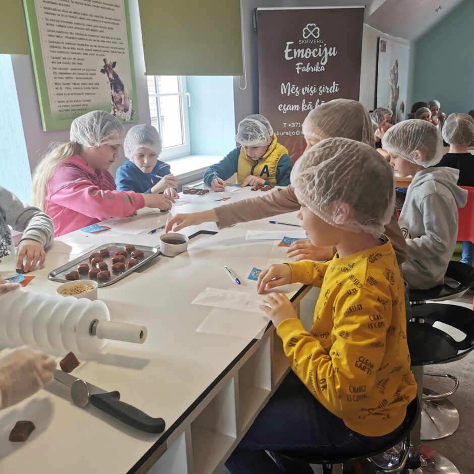 1. un 3.klase apmeklē Skrīveru saldumus un Kokneses radošo māju