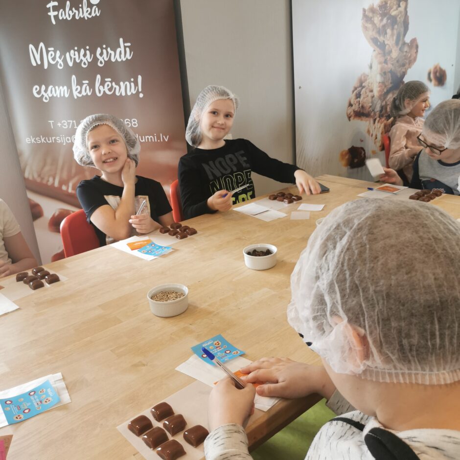 1. un 3.klase apmeklē Skrīveru saldumus un Kokneses radošo māju