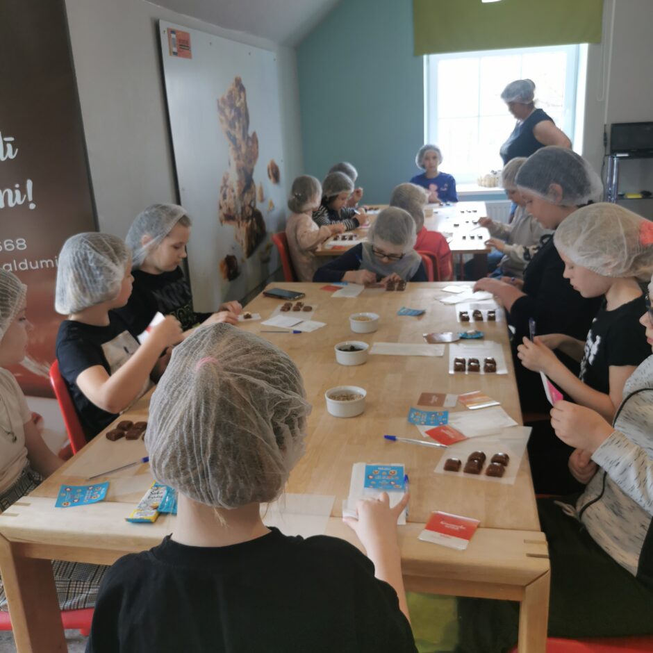1. un 3.klase apmeklē Skrīveru saldumus un Kokneses radošo māju