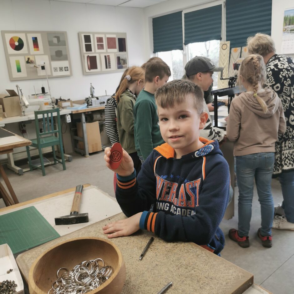 1. un 3.klase apmeklē Skrīveru saldumus un Kokneses radošo māju