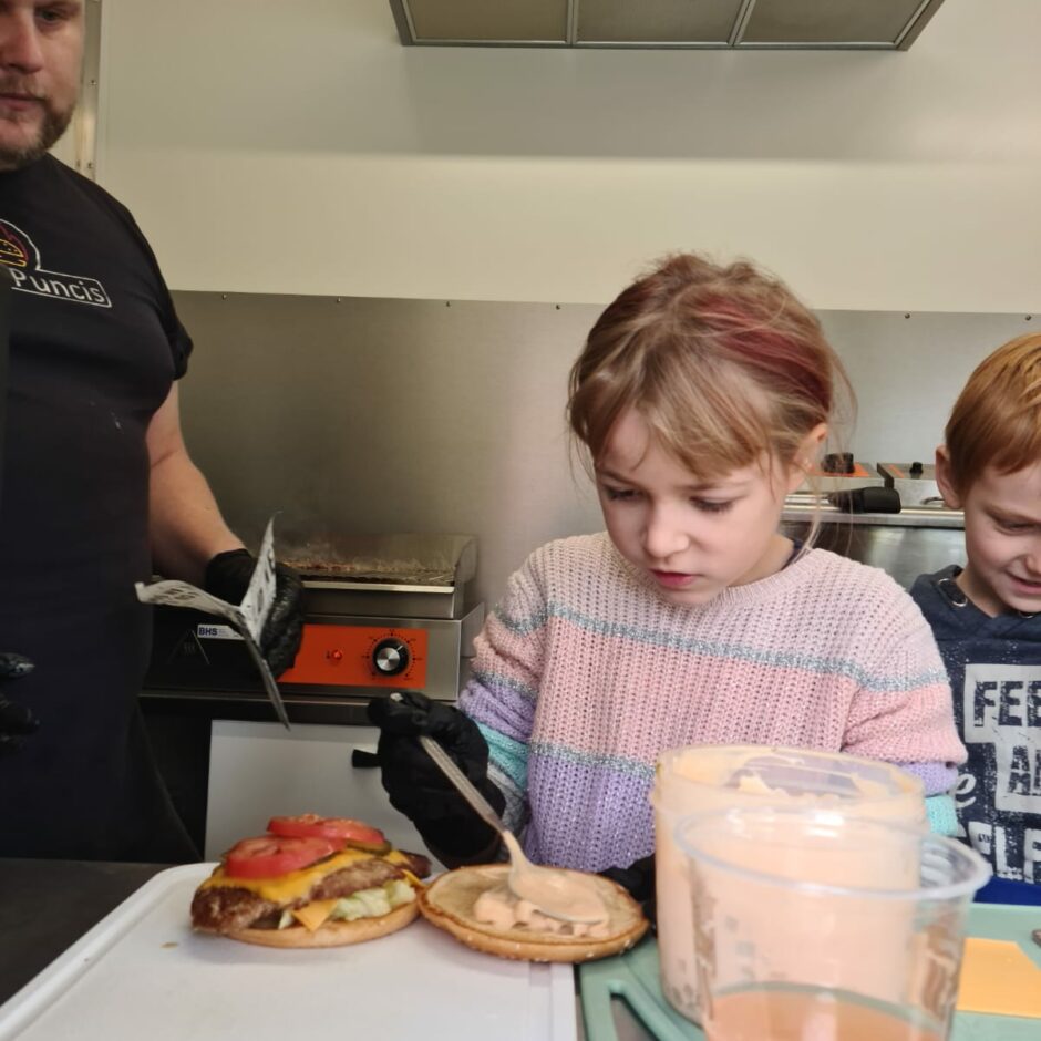 2.klase viesojas pie Pilns Puncis