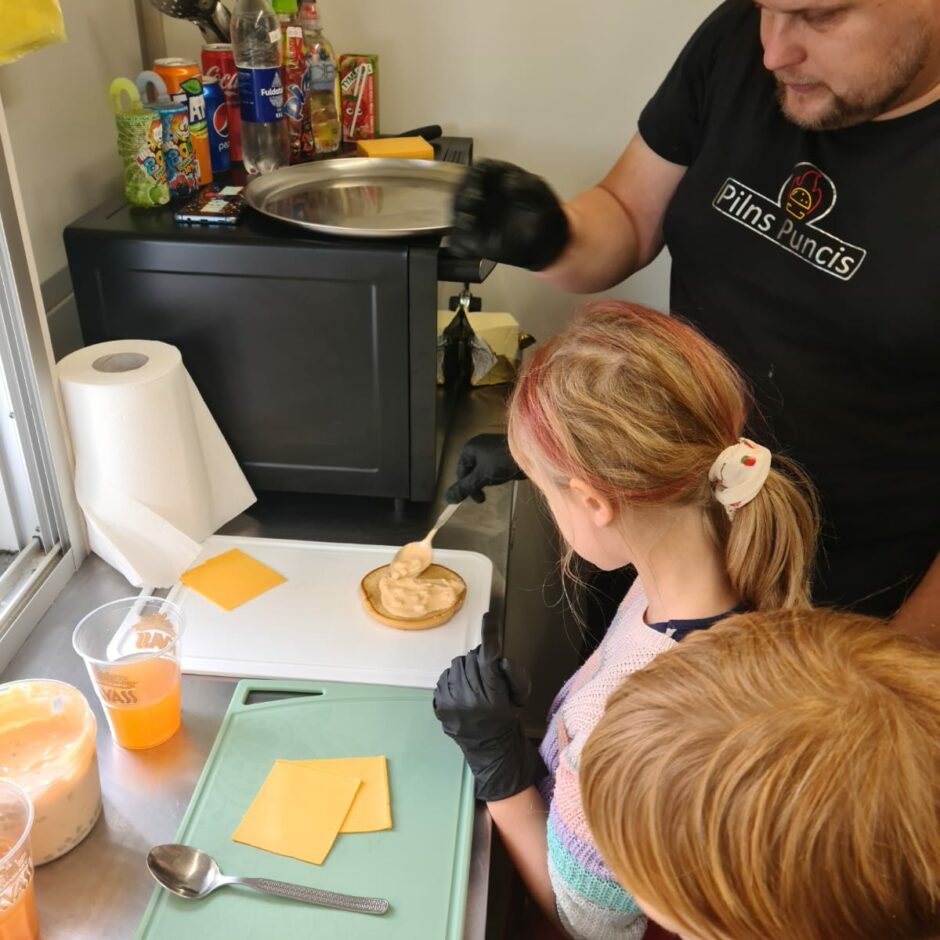 2.klase viesojas pie Pilns Puncis