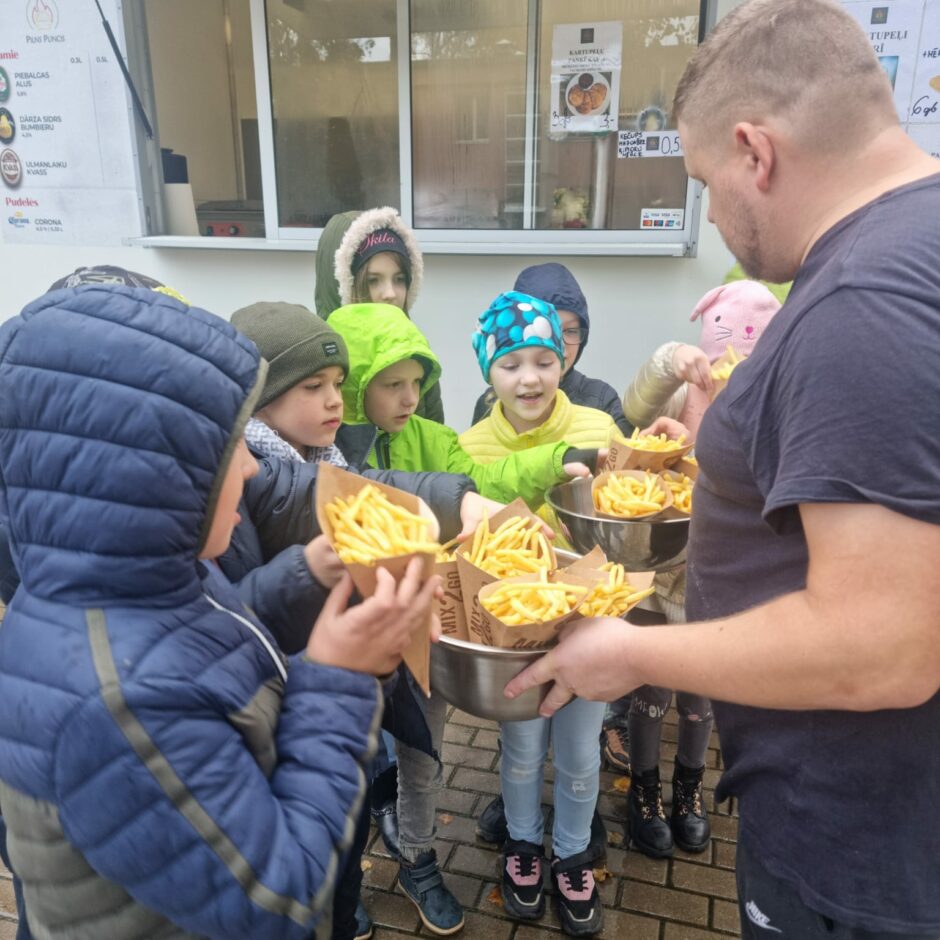 2.klase viesojas pie Pilns Puncis