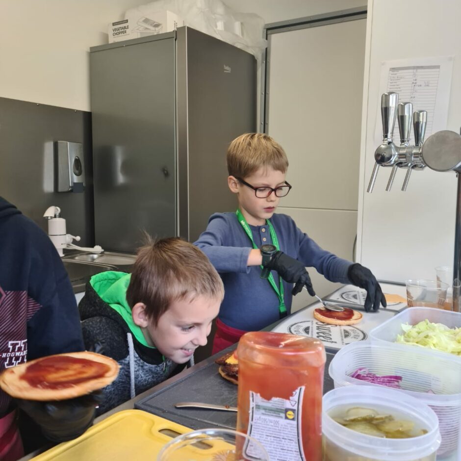 2.klase viesojas pie Pilns Puncis