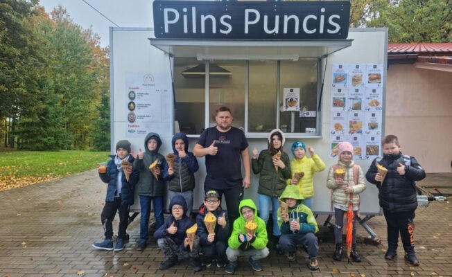 2.klase viesojas pie Pilns Puncis