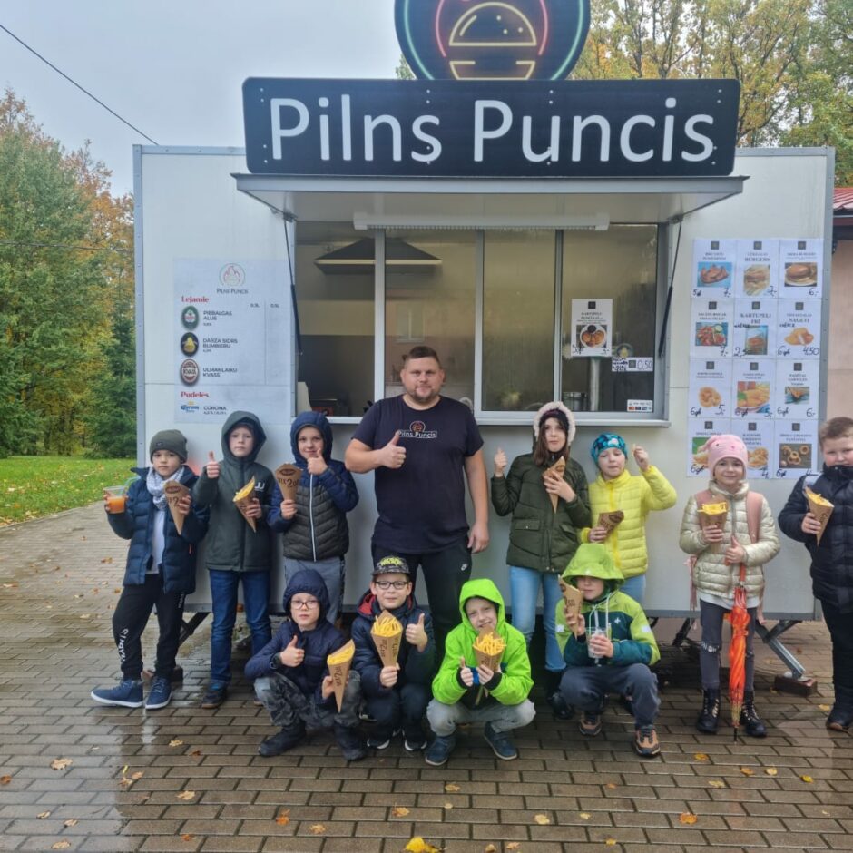 2.klase viesojas pie Pilns Puncis