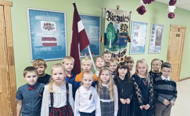 Valsts svētku svinības skolā